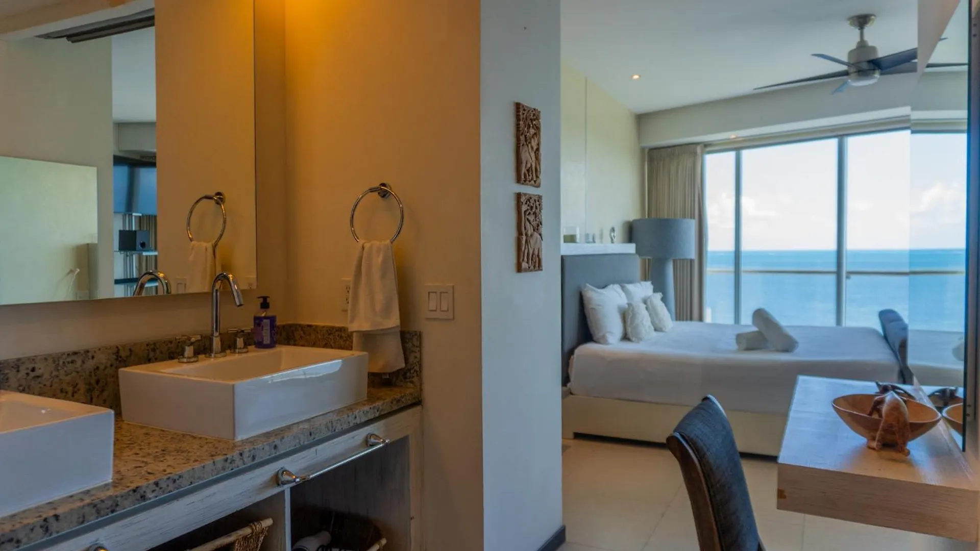 Luxury Beachfront Condo - Cancun Apartment