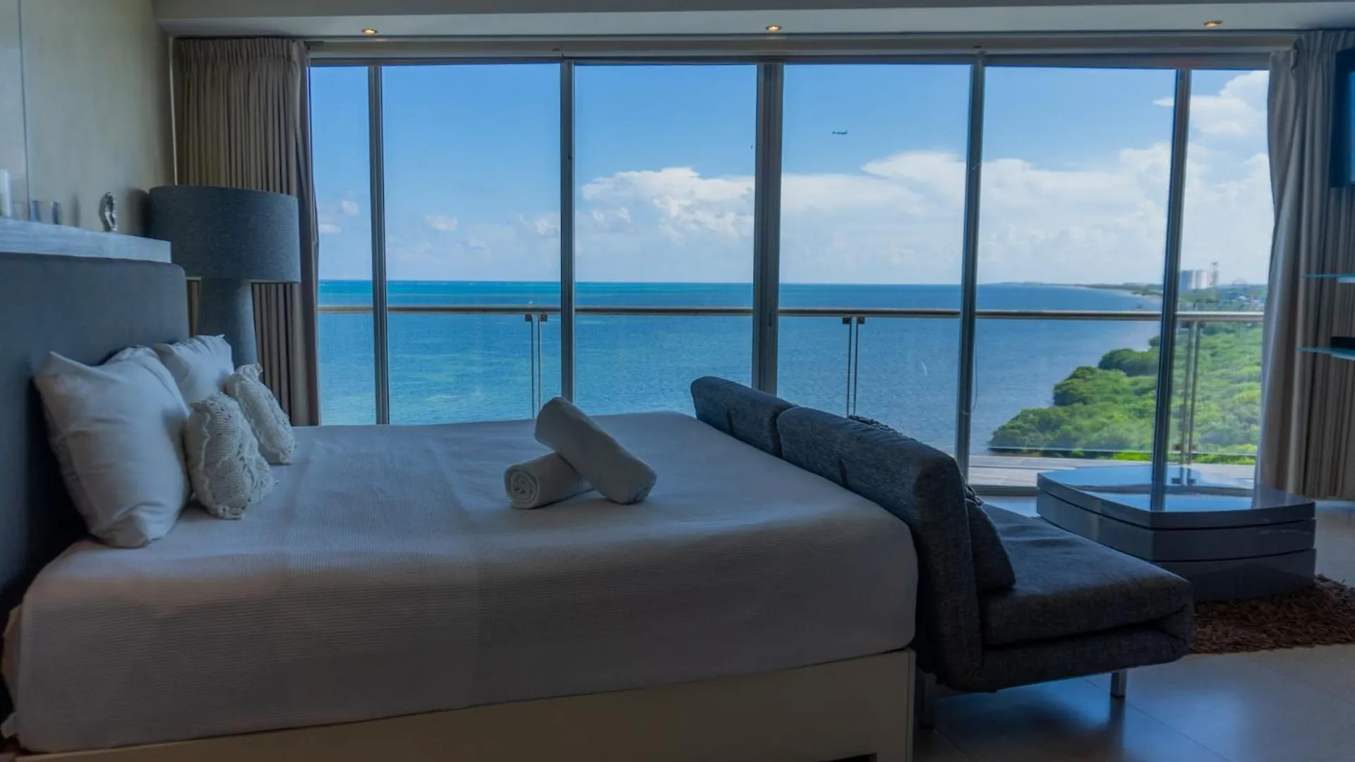 Luxury Beachfront Condo - Cancun Apartment
